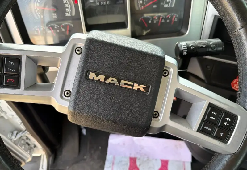 2020 Mack Anthem photo 22