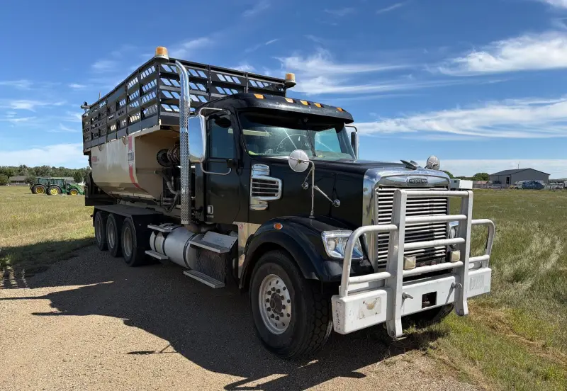 2012 Freightliner Coronado photo 3