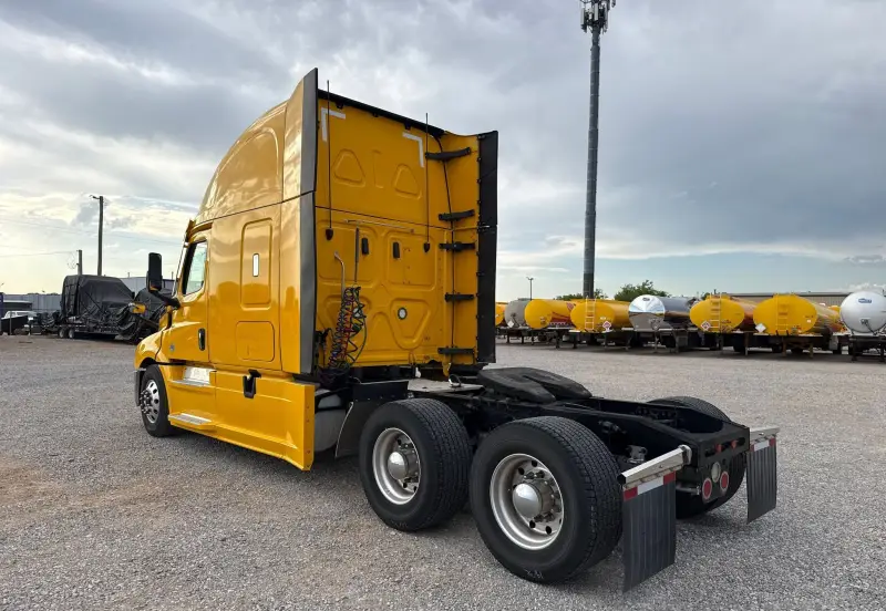 2021 Freightliner Cascadia 126 photo 7