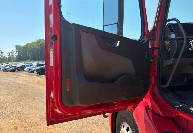 2022 Volvo VNL photo 47