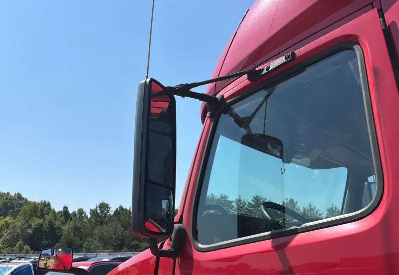 2022 Volvo VNL photo 13
