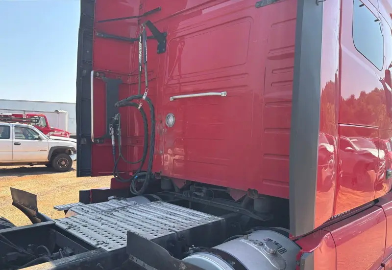 2022 Volvo VNL photo 28